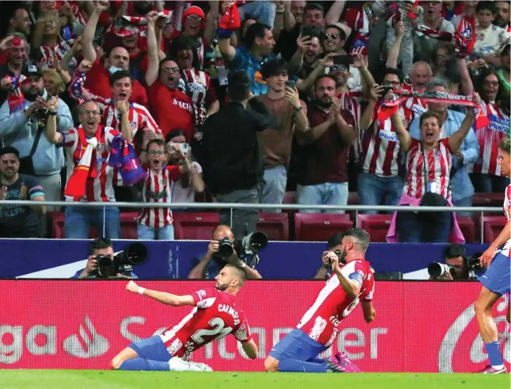  ?? ?? Carrasco celebra el gol que dio la victoria al Atlético perseguido por Koke