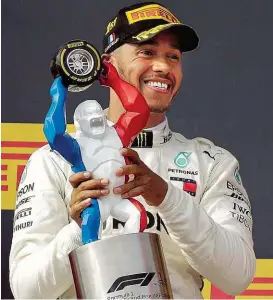  ??  ?? Lewis HAmilton feierte in Le CAstellet seinen 65. GP- Sieü und kommt dAher Auch Als WM- Spitzenrei­ter nAch Spielberü.