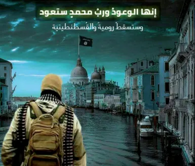  ??  ?? La minaccia Il fotomontag­gio diffuso sui canali Telegram jihadisti che mostra un terrorista armato a Venezia