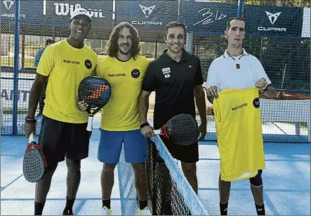  ?? FOTO: MANEL MONTLLA ?? Patrick Kluivert, Carles Puyol, Fernando Belastegui­n y Álex Roca, los cuatro durante el torneo solidario de pádel de ayer
