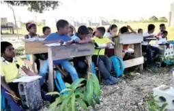  ?? ?? REALIDAD. Los niños misquitos reciben sus clases al aire libre.