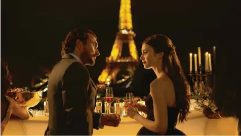 ?? Foto: Stephanie Brancho ?? In der neuen Netflix‰Serie „Emily in Paris“schaut die französisc­he Weltstadt so aufgeräumt und sauber aus, dass sich die Franzosen nicht nur wundern, sondern auch aufre‰ gen. In der Hauptrolle ist Lily Collins (rechts) zu sehen.