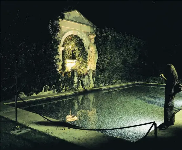  ??  ?? La piscina decorada amb bustos de Richard Wagner és un dels racons que el visitant podrà veure ara també de nit