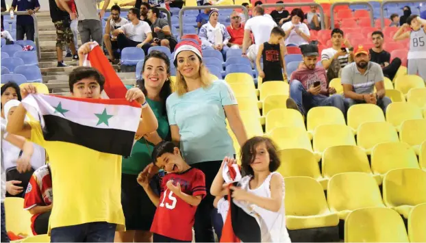  ?? Foto: Tom Mustroph ?? Fußball als Ablenkung für die ganze Familie. Syrische Fans beim »Heimspiel« der Nationalma­nnschaft – 7000 Kilometer von der Heimat entfernt