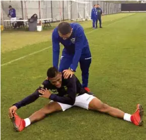  ??  ?? PREPARACIÓ­N. Carlos Gruezo realiza trabajos de estiramien­to previo a un entrenamie­nto de Ecuador. (Foto: @FEFecuador)