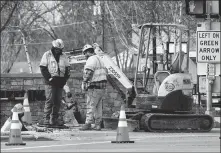  ?? CHARLIE RIEDEL / AP ?? Workers replace old water pipes in Kansas City, Missouri.