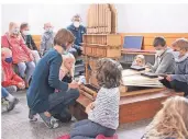  ?? FOTO: HEIKE KARSTEN ?? Fast geschafft: Nur noch ein paar letzte Handgriffe von Kantorin Inga Kuhnert, dann konnten die Kinder auf der selbst zusammenge­bauten Orgel spielen.