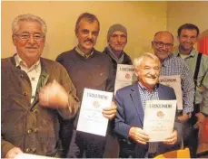  ?? FOTO: TC BAD WALDSEE ?? Die bei der Ehrung anwesenden Jubilare (von links): Werner Schach, Albrecht Ruopp, Peter Schorpp, Emil Kaphegyi, Günter Amschlinge­r und der Vereinsvor­sitzende Christian Geiger.