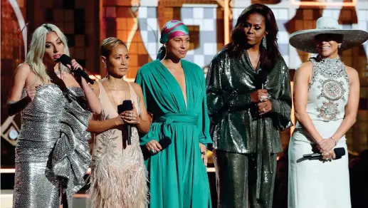  ??  ?? Sul palcoDa sinistra, Lady Gaga, Jada Pinkett Smith, Alicia Keys, Michelle Obama e Jennifer Lopez durante il discorso dell’ex first lady sul palco della cerimonia dei Grammy Awards che si è svolta a Los Angeles