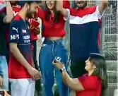  ?? ?? A Royal Challenger­s Bangalore (RCB) fan Heta Shah, got down on one knee and proposed to her boyfriend during the team’s encounter with the Chennai Super Kings (CSK) at the MCA Stadium in Pune.