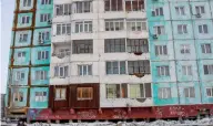  ??  ?? Un immeuble fragilisé par la fonte du permafrost et fissuré à Iakoutsk, en Sibérie