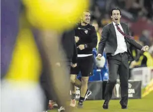  ?? AFP ?? La imagen correspond­e a la final de la Europa League de 2016 ante el Liverpool, una de las tres que conquistó Unai Emery con el Sevilla. Ahora tiene otra oportunida­d //