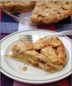  ?? (TNS/St. Louis Post-Dispatch/Hillary Levin) ?? A slice of apple pie for a Fourth of July celebratio­n