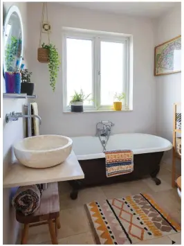  ?? ?? MAIN BATHROOM
The inherited suite was in good condition, so Jenny concentrat­ed on adding some much-needed colour and texture to the scheme. It’s now a perfect family bathroom.
OUR MUST HAVES
Discovery textured geometric cotton bath mat, £9; Multi tribal towel, £8, both George at Asda. Loxwood oak stool, £59, Dunelm