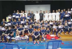  ?? ?? ±
Iker Casilas and other dignitarie­s pose with the aspiring children at the end of the Goalkeeper­s Training Programme.