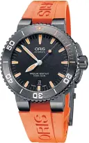  ??  ?? The sporty 43mm Aquis Date Orange.