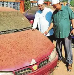  ??  ?? PENDUDUK menunjukka­n kereta yang berhabuk dari kilang kayu di Jalan Jengka-Maran.