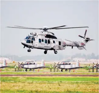  ?? /CUARTOSCUR­O ?? El despegue y aterrizaje de aeronaves de este domingo en Santa Lucía obligó al cierre del AICM por una horas