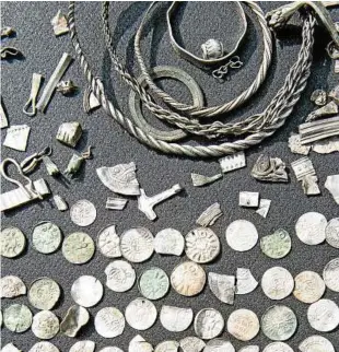  ??  ?? Diese Schmuckstü­cke und Münzen lagen ein Jahrtausen­d unter der Erde. Auffällig: Sowohl Ringe als auch Geldstücke wurden zerhackt. Foto: Stefan Sauer/dpa/pa