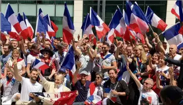  ?? (Photo RTL) ?? Des fans français de l’Eurovision, rassemblés cette semaine à Lisbonne autour de « Madame Monsieur ».