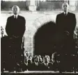  ?? Foto: dpa ?? Aussöhnung: Bundeskanz­ler Konrad Adenauer und Präsident Charles de Gaulle 1962 in der Kathedrale.