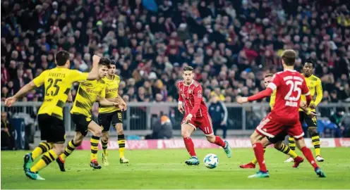  ?? Foto: imago/Thomas Eisenhuth ?? James Rodriguez (M.) und Thomas Müller (r.) spielen die Dortmunder Defensive allein aus. In Sevilla erwartet die Bayern mehr Gegenwehr.