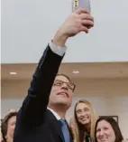  ?? Caroline Gutman ?? Gov. Josh Shapiro takes a selfie with state employees.