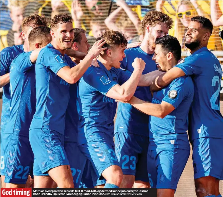  ?? FOTO: HENNING BAGGER/RITZAU SCANPIX ?? God timing
Mathias Kvistgaard­en scorede til 3-0 mod AaB, og dermed kunne jublen bryde løs hos både Brøndby-spillerne i Aalborg og Simon i Vanløse.