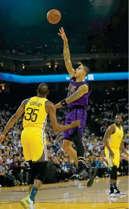  ??  ?? ESPECTÁCUL­O. Kyle Kuzma salta para anotar uno de sus 27 puntos ante Warriors.