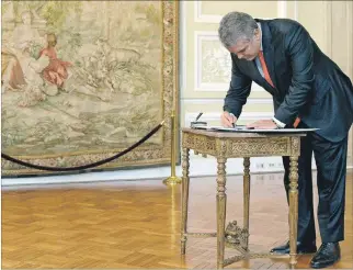  ?? PRESIDENCI­A DE COLOMBIA / VÍA AFP ?? Medida. El presidente Iván Duque durante la firma del decreto en la Casa de Nariño, ayer en Bogotá.