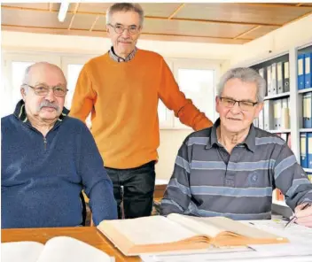  ?? FOTO: BECKERBRED­EL ?? Die Heimatfors­cher Gerhard Michels, Dieter Leismann und Karl-Heinz Helmich (von links) bei ihrer Arbeit im Heimatmuse­um in Ludweiler.