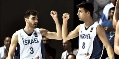  ?? (Dov Halickman Photograph­y) ?? ISRAELI TEAMMATES Yair Kravits (3) and Deni Avdija celebrate during last night’s victory over Montenegro.