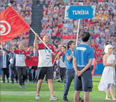  ??  ?? CEREMONIA. La expedición de Túnez, en la ceremonia de inauguraci­ón de Tarragona 2018.