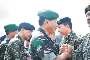  ??  ?? SIAP SIAGA: Kerjasama TDM dan TNI-AD terus diperkukuh dalam memelihara keselamata­n sempadan kedua-dua negara.