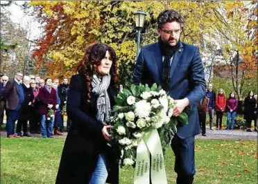  ??  ?? Landrätin Petra Enders legte gemeinsam mit Arnstadts Bürgermeis­ter Frank Spilling einen Kranz am Gedenkstei­n auf dem Alten Friedhof ab, wo einst die Synagoge Arnstadts stand. Foto: Hans-Peter Stadermann