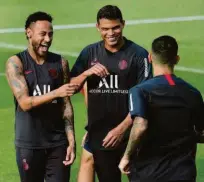  ?? Geoffrey van der Hasselt/afp ?? Neymar e Thiago Silva brincam durante o treino desta sexta do PSG, na capital francesa