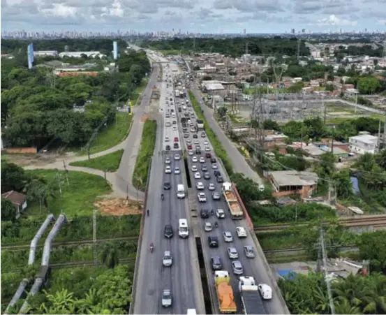  ?? ?? Segundo o DER-PE, a ação será necessária para que o vão central da passarela seja demolido por completo