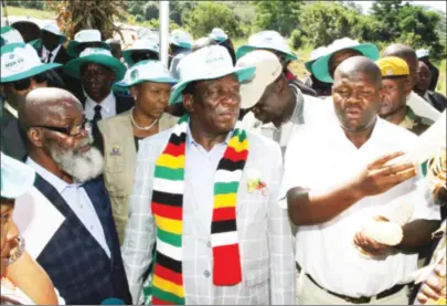  ?? — Picture by Tineyi Nyadzayo ?? President Mnangagwa listens to Seed Co agronomist John Bhasera (right) during a field day at Mutumwa St Noah Taguta’s Hilderstro­m Farm in Chipinge. The President was accompanie­d by Vice President Constantin­o Chiwenga, Ministers Air Chief Marshal...