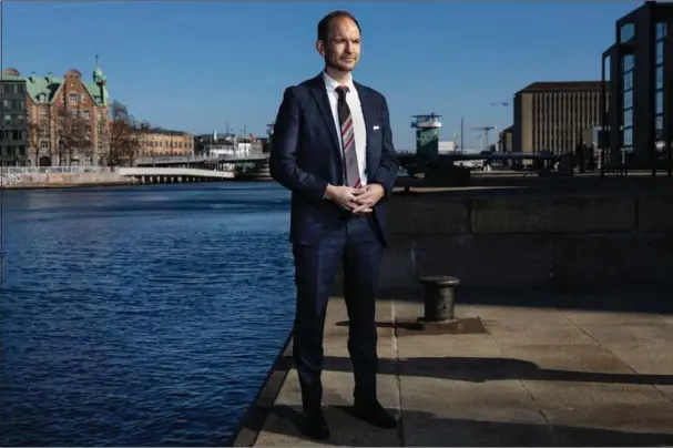  ?? ?? Skattemini­ster Jeppe Bruus indgik søndag en aftale om en raekke initiative­r, der skal standse udviklinge­n i danskernes gaeld til det offentlige.
Foto: Gregers Tycho