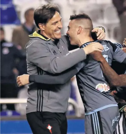  ??  ?? FELICIDAD CELESTE. Iago Aspas se abraza con Berizzo tras conseguir el gol que daría la victoria al Celta en una celebració­n