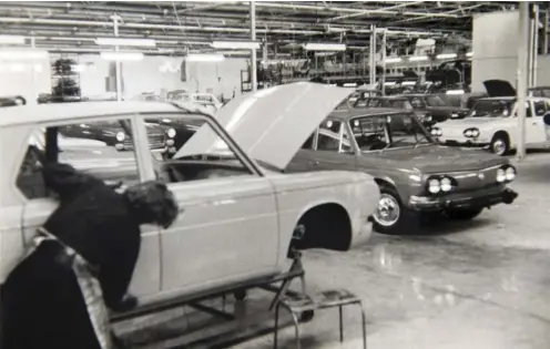  ??  ?? Hino Contessas on the Thames assembly line