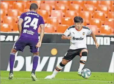  ??  ?? Kang-in Lee recorta a Joaquín, antes de marcar el gol del triunfo del Valencia ante el Valladolid.