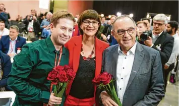  ?? Foto: Kay Nietfeld, dpa ?? Olaf Scholz ist zwar der Kanzlerkan­didat der SPD, doch die politische Konkurrenz warnt davor, dass die Partei mit dem ehema‰ ligen Juso‰Chef Kevin Kühnert und den Parteichef­s Saskia Esken und Norbert Walter‰Borjans deutlich weiter links steht.