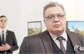  ??  ?? El diplomátic­o ruso Andrei Karlov fue abatido a tiros por el policía que vestía traje y corbata. Arriba, momentos antes del ataque.