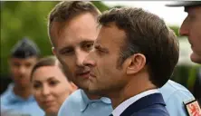  ?? (Photo EPA) ?? Macron a rendu visite hier à la gendarmeri­e de Gaillac, qui accueiller­a une des 200 nouvelles brigades bientôt déployées en France pour « renforcer la présence des forces de l’ordre en zone péri-urbaine et rurale », selon l’Élysée.