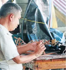  ?? FOTOS AMÍLCAR IZAGUIRRE. ?? EMPRENDEDO­RES. En San Pedro Sula hay más de 500 talleres en donde se produce calzado, Santa Bárbara y Francisco Morazán, también son altos productore­s.