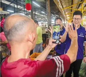  ?? ?? yap Zheng Hoe on his campaign rounds at the Kepong baru market. ‘I’m candidate no.3 for P114 Kepong,’ he reminds voters.