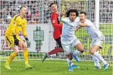  ?? FOTO: IMAGO IMAGES ?? Mit seinem Tor in Freiburg bewahrt Joshua Zirkzee (2. v. re.) den FC Bayern vor einem schweren Stimmungsd­ämpfer.