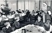  ??  ?? Damals: Einbeziehu­ng der Hildener durch eine Weihnachts­feier (1968) in der Kaserne. Die Kinder lebten im Lievenheim.