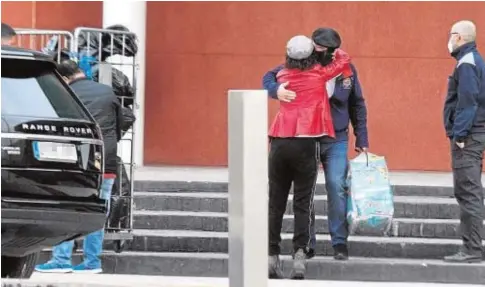  ?? ÁNGEL DE ANTONIO ?? El comisario Villarejo abraza a su mujer, Gemma Alcalá, ayer al salir de la prisión de Estremera